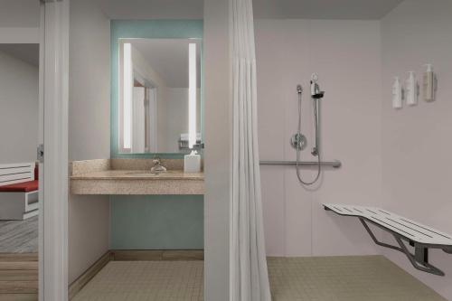 La salle de bains est pourvue d'un lavabo et d'une douche. dans l'établissement Hilton Garden Inn Raleigh Capital Blvd I-540, à Raleigh