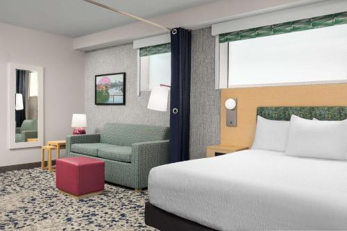 um quarto de hotel com uma cama e uma cadeira em Newly Renovated - Home2 Suites by Hilton Knoxville West em Knoxville
