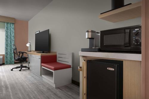 Kuchyň nebo kuchyňský kout v ubytování Hilton Garden Inn Raleigh Capital Blvd I-540