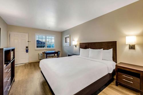 Un dormitorio con una gran cama blanca y una ventana en Comfort Inn Boardwalk en Santa Cruz
