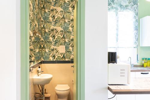 La salle de bains est pourvue d'un lavabo et de toilettes. dans l'établissement La casa verde, à Cinisi