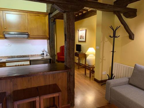 cocina y sala de estar con sofá y mesa en Apartamentos Villa de Potes, en Potes