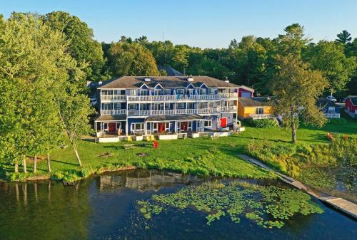 - une vue aérienne sur une grande maison avec un étang dans l'établissement Bayview Wildwood Resort, Ascend Hotel Collection, à Severn