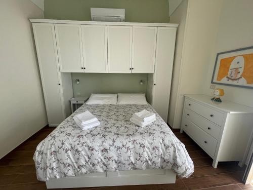 um quarto com uma cama com duas caixas em Casa Caracciolo em Lecce