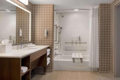W łazience znajduje się wanna, umywalka i prysznic. w obiekcie Home2 Suites By Hilton Jacksonville Downtown w mieście Jacksonville