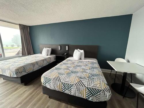 a hotel room with two beds and a table at Motel 6 Hammond, LA – I 12 – I 55 in Hammond