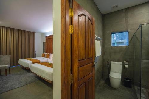 1 dormitorio con 2 camas, ducha y aseo en Won Residence & Spa, en Siem Reap