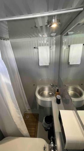a small bathroom with a toilet and a sink at Barco Apartamento Playa Valencia in Valencia