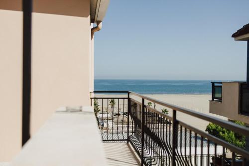 een balkon met uitzicht op het strand bij La Perla delle Saline in Margherita di Savoia