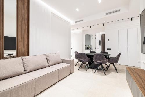 un salon avec un canapé et une table dans l'établissement La victoire, à Beausoleil