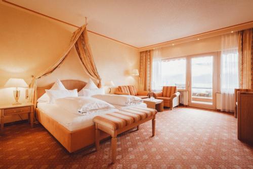 pokój hotelowy z łóżkiem i oknem w obiekcie Wellnesshotel Sonnenhalde Tonbach w mieście Baiersbronn