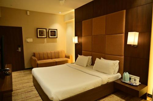 Posteľ alebo postele v izbe v ubytovaní Raj Regency
