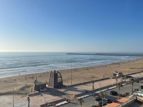 Plage de MehdiaにあるNice new apartment with sea viewのビーチと海の景色を望めます。