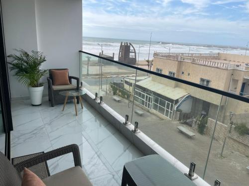 Plage de MehdiaにあるNice new apartment with sea viewの海が見えるバルコニー