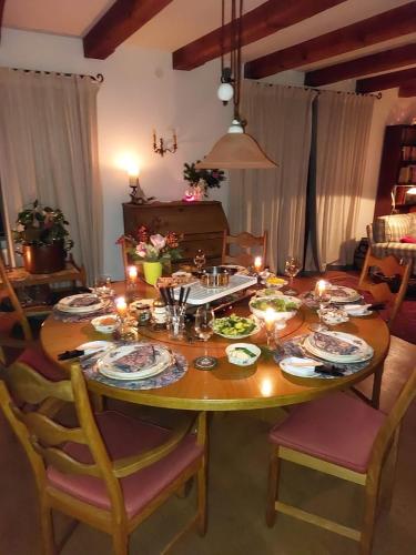una mesa de comedor con platos de comida. en Flow In Chill Out, en Kitzbühel