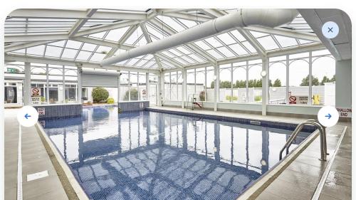 Der Swimmingpool an oder in der Nähe von Premium 2 Bedroom Caravan with Free Wifi