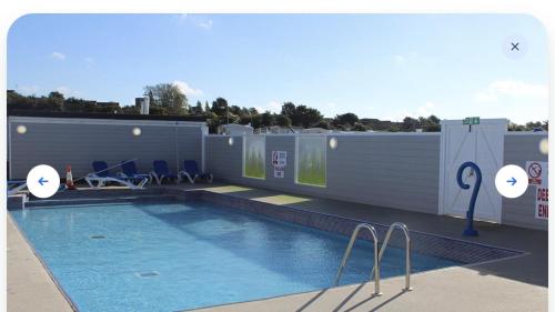 Der Swimmingpool an oder in der Nähe von Premium 2 Bedroom Caravan with Free Wifi