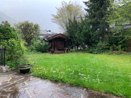 un patio con un campo de hierba y una casa en Flow In Chill Out, en Kitzbühel