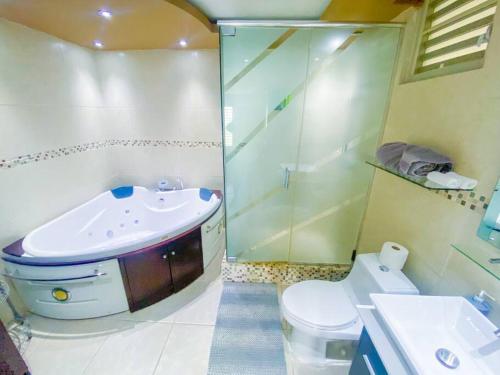 ein Bad mit einem Waschbecken, einer Dusche und einem WC in der Unterkunft Blue Paradise - - Fajardo, PR in Fajardo