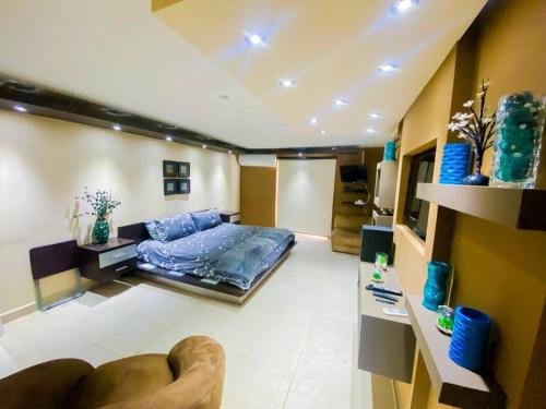 ein Schlafzimmer mit einem Bett und einem Sofa darin in der Unterkunft Blue Paradise - - Fajardo, PR in Fajardo