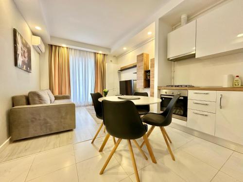a kitchen with a table and chairs in a room at Double Studio A305 StayInn by Cosmopolis in Ştefăneştii de Jos