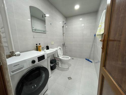 White Corner in Old Tbilisi في تبليسي: حمام مع غسالة ومرحاض