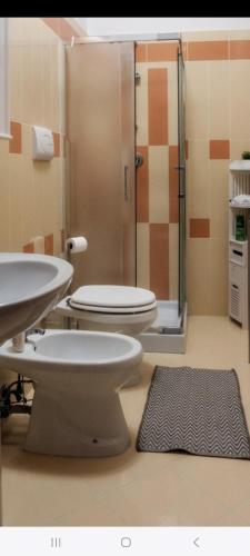 La salle de bains est pourvue de 2 toilettes et d'une douche. dans l'établissement San Marcellino House, à Marigliano