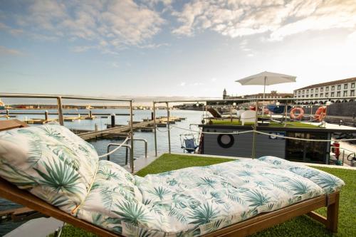- un canapé installé sur une terrasse à côté d'un port de plaisance dans l'établissement The Homeboat Company Ponta Delgada-Açores, à Ponta Delgada