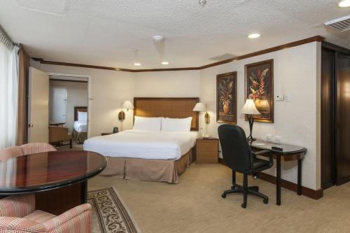 a hotel room with a bed and a table at Delta Hotels by Marriott San Jose Aurola in San José