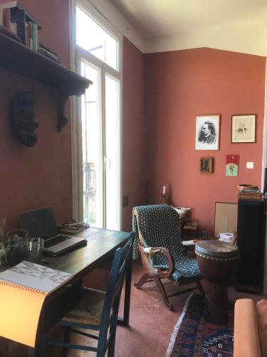 une pièce avec une table, des chaises et une fenêtre dans l'établissement El Laberinto, à Marseille