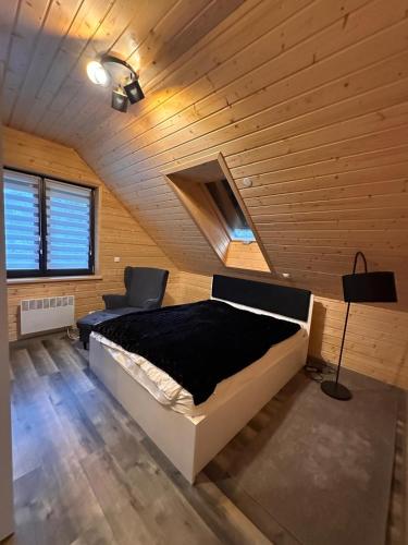 Llit o llits en una habitació de Blue Lake Villa