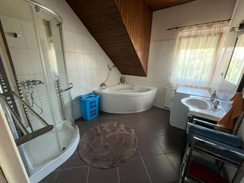 y baño con bañera, lavamanos y bañera. en Bedi Apartmanház, en Nagykanizsa