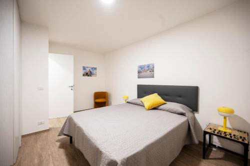 - une chambre avec un grand lit et un oreiller jaune dans l'établissement Red's house Torre gaia, à Rome