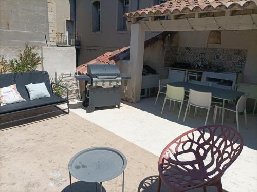 Maison intra muros, clim, terrasses avec vue sur palais jaccuzzi et garage
