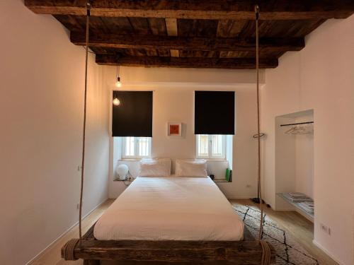 ein Schlafzimmer mit einem Schaukelbett in einem Zimmer in der Unterkunft Dream Suite Lago D’iseo in Lovere