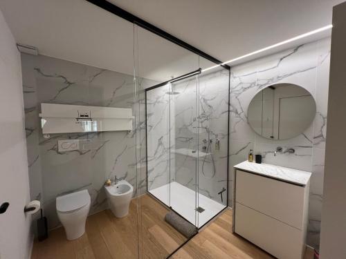 W łazience znajduje się przeszklony prysznic i toaleta. w obiekcie Dream Suite Lago D’iseo w mieście Lovere