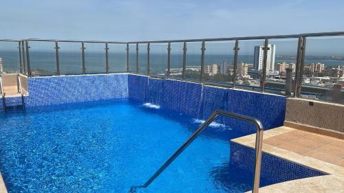 - une piscine au sommet d'un bâtiment dans l'établissement ماجيك سويت الفحيحيل Magic Suite ALFahaheel, à Koweït
