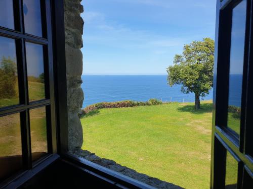 an open window looking out at the ocean at Casa sobre el mar 10 personas in Mutriku