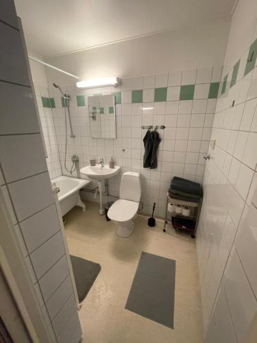 y baño con lavabo, aseo y bañera. en Mysiga Lägenheten I Örebro, en Örebro