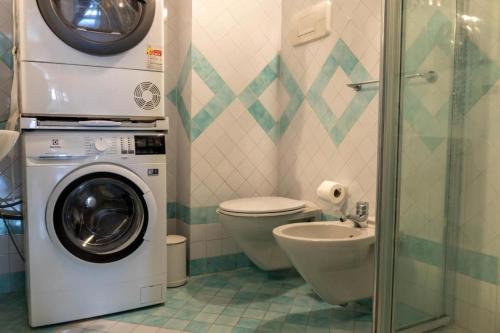 ein Badezimmer mit Waschmaschine und Waschbecken in der Unterkunft Casa Marilyn in Desenzano del Garda
