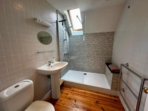 une salle de bain avec une baignoire, un lavabo et des toilettes dans l'établissement Farm Cottage with wood-fired Hot Tub, à Taynuilt