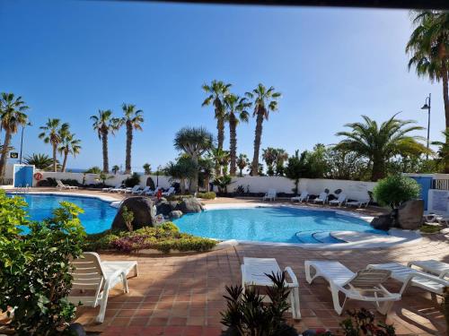 2-Bed Apt Sleeps 4 Steps out on to the Pool