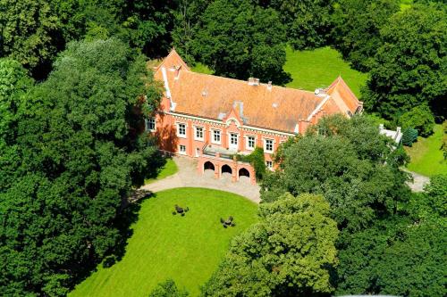 una vista aérea de una gran casa en los árboles en Zamek Rynkówka, en Rynkówka