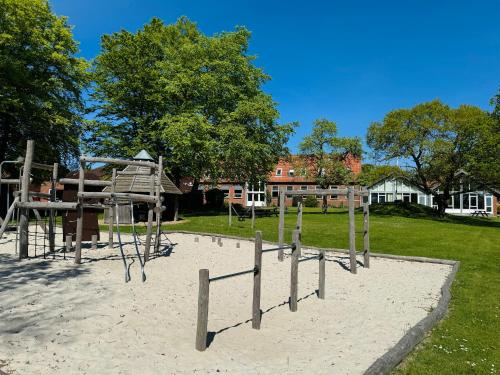 un parque infantil con tobogán en KonceptHotel, en Oksbøl