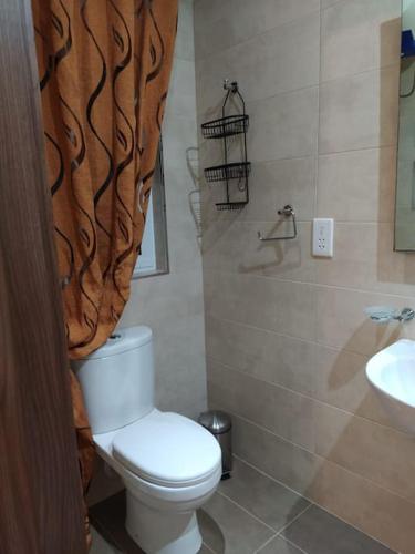 ein Bad mit einem WC und einem Waschbecken in der Unterkunft 3 bedrooms flat at Attard in Attard