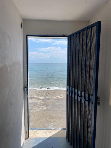 Gambar di galeri bagi SeaHouse - Mazzaró-Taormina appartamento fronte spiaggia - Vista Mare di Taormina