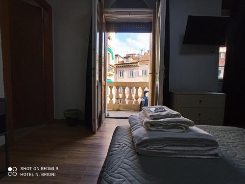 - une chambre avec un lit et une vue sur un balcon dans l'établissement Hotel Brioni, à Trieste