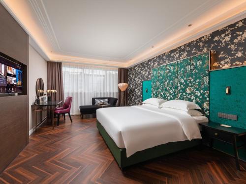 Postel nebo postele na pokoji v ubytování Shenzhen Longgang Central City Jinjiang Metropolo Hotel