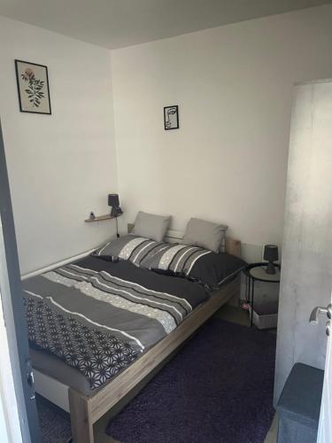 Kiscsillag Apartman في جينيسدياس: سرير في غرفة بجدران بيضاء