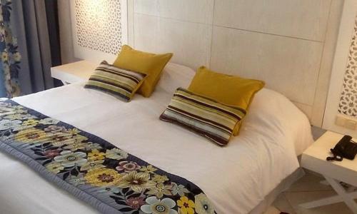 Cama o camas de una habitación en Hotel Dar El Olf